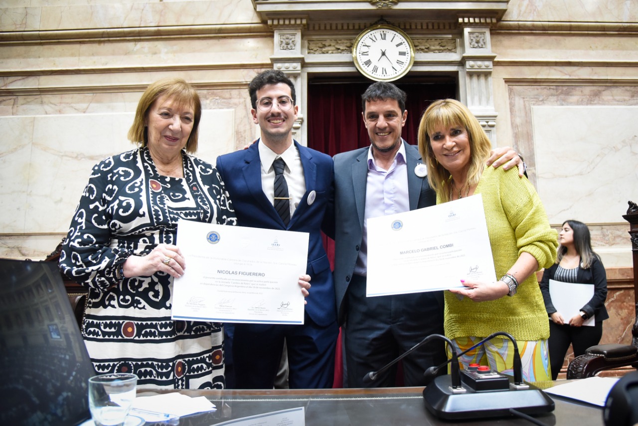 Entrega de diplomas a los estudiantes participantes.