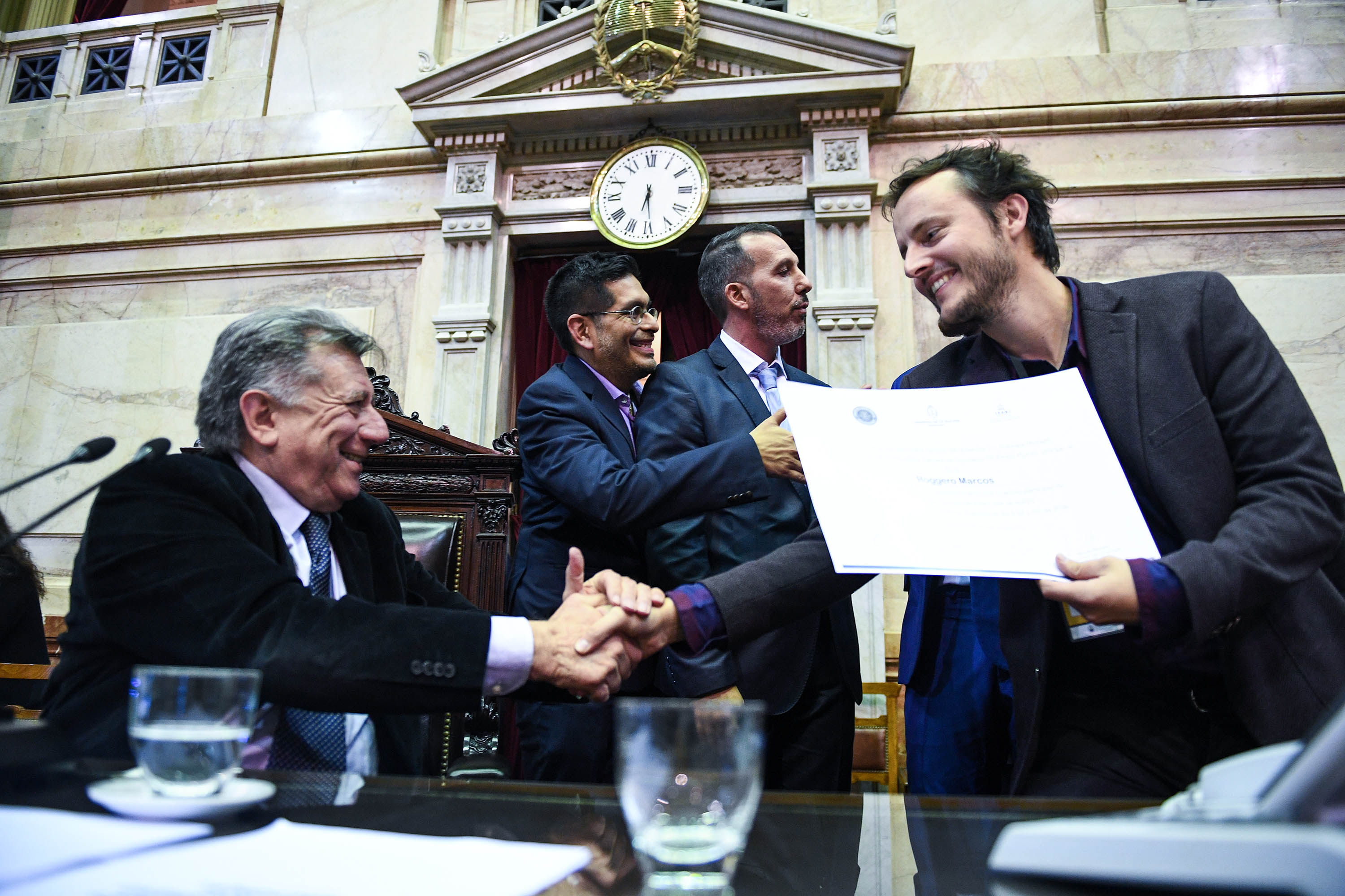 El diputado de la Nación (MC) Humberto Roggero entrega el certificado al coordinador y jefe de bloque.