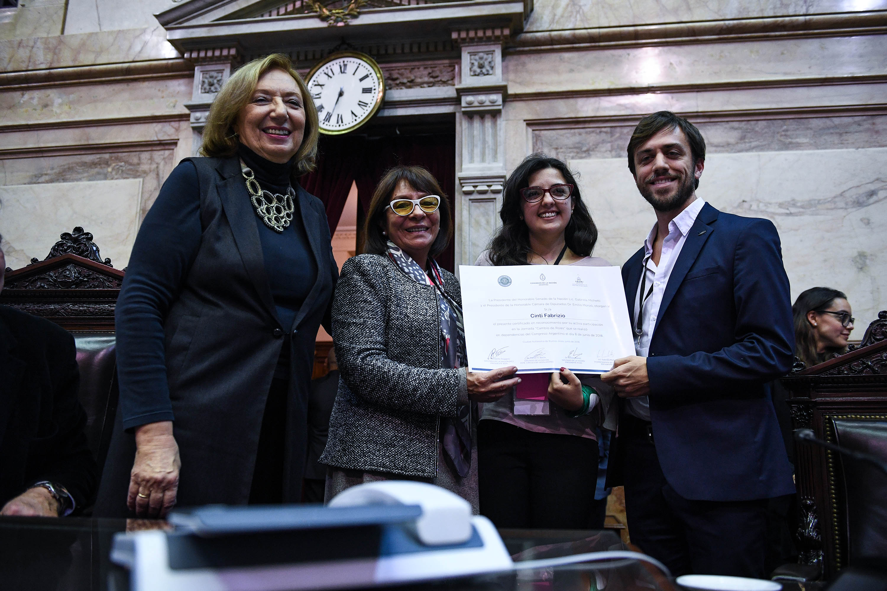 La senadora (MC) Liliana Gurdulich y la diputada (MC) Cristina Guevara entregan certificados.