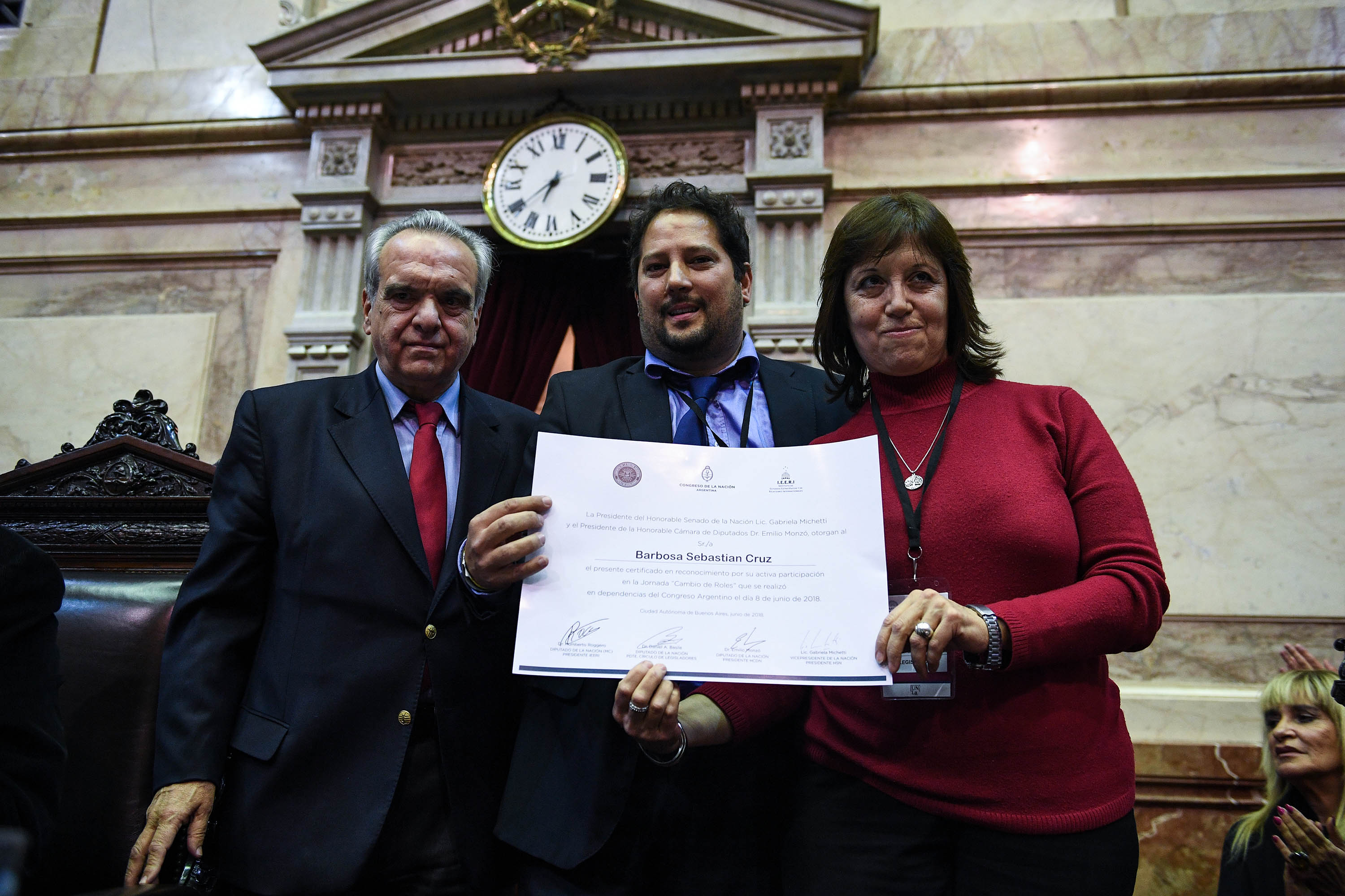 El diputado de la Nación (MC) Rafael Pascual entrega un certificado.