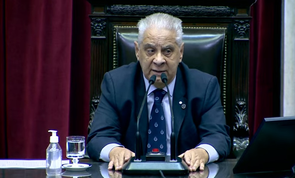 El diputado de la Nación (MC) Daniel A. Basile en la apertura de la sesión.