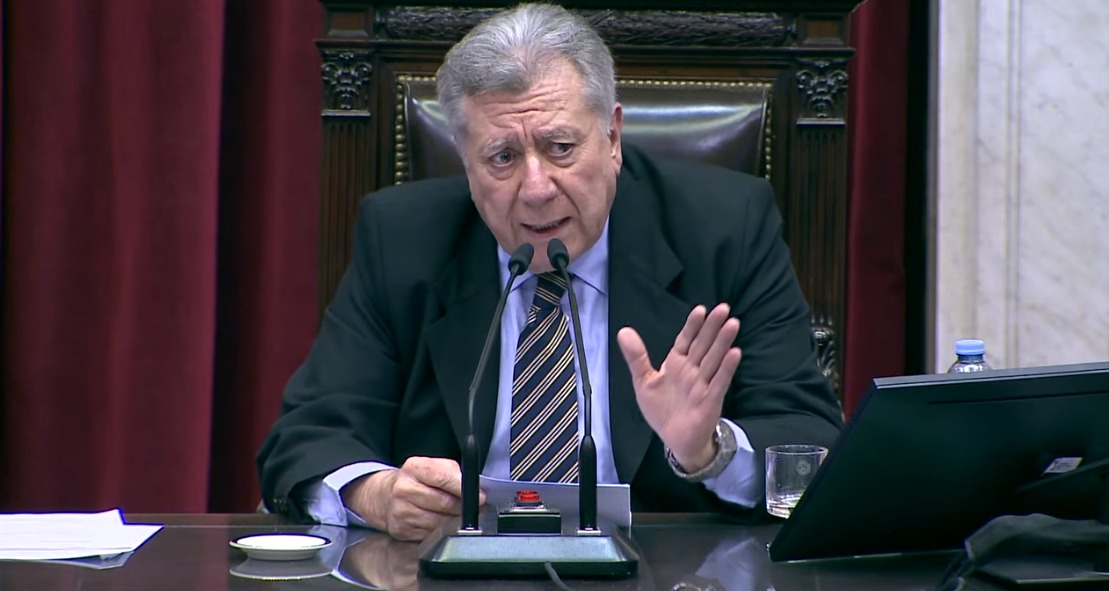 El diputado de la Nación (MC) Humberto Roggero presidiendo la sesión.