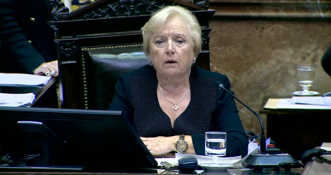 La senadora de la Nación (MC) Mabel Müller presidiendo la sesión.
